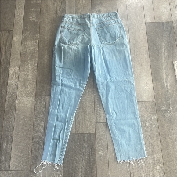 Universal Thread Size 6 Distressed Light Wash Boyfriend Jeans. - Picture 9 of 9